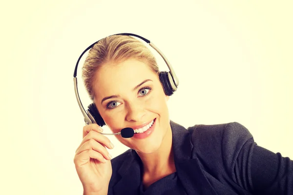 Κλήση κέντρο γυναίκα μιλάει στον πελάτη — Φωτογραφία Αρχείου