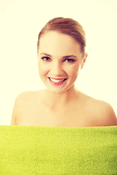 Prachtige spa vrouw met een handdoek. — Stockfoto