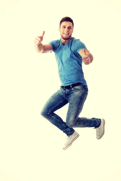 Bonito homem pulando de alegria . — Fotografia de Stock