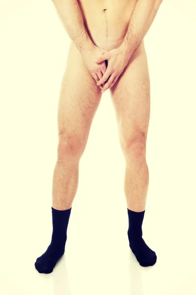 裸の若い男が自身をカバー. — ストック写真