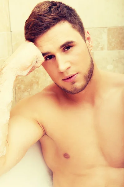 Hombre guapo tomando un baño . — Foto de Stock