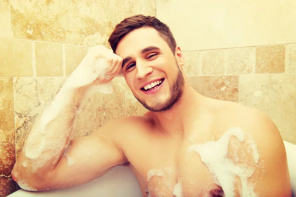 Hombre guapo tomando un baño . — Foto de Stock