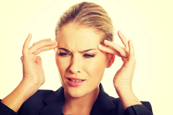 Geschäftsfrau mit enormen Kopfschmerzen lizenzfreie Stockfotos