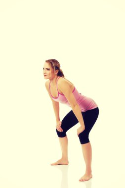 genç kadın ağız kavgası yapıyor.