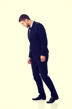 İş adamı yere bakıyor.