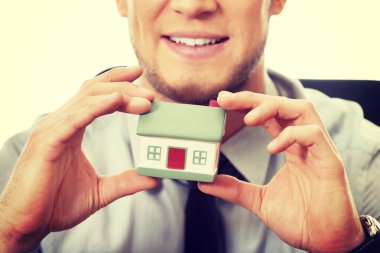 Ev modeli tarafından bir resepsiyon ile işadamı.