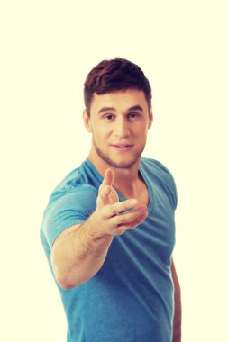 Sana işaret eden yakışıklı genç.