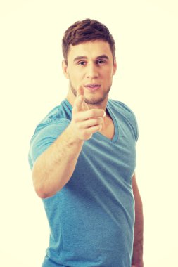 Sana işaret eden yakışıklı genç.