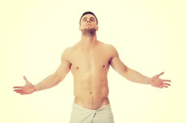 Havluya sarılmış kaslı adam..