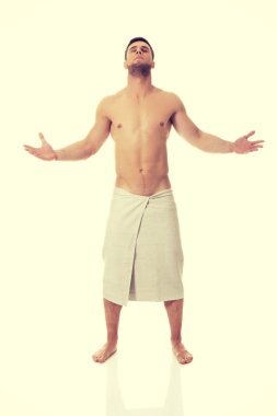 Havluya sarılmış kaslı adam..