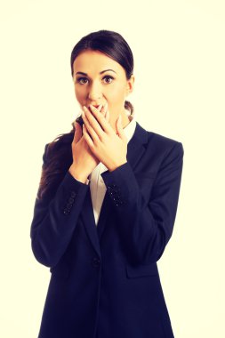 İş kadını ağzını kapatıyor.