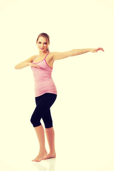 Mladá žena, která dělá aerobní cvičení. — Stock fotografie