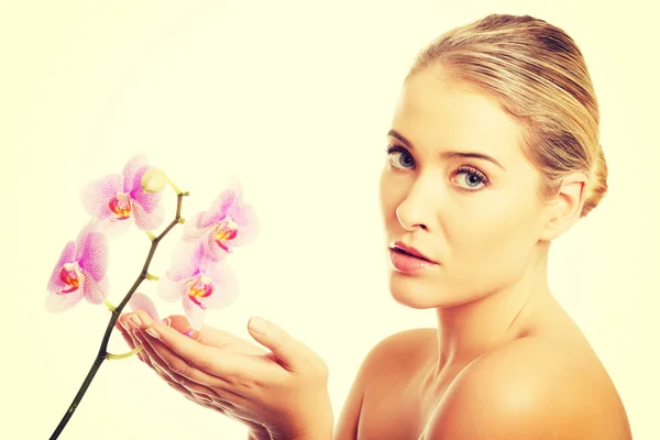 Mujer spa con orquídea púrpura — Foto de Stock