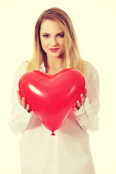 Mujer joven con globo en forma de corazón . —  Fotos de Stock