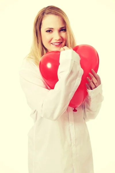 Ung kvinna med hjärtformade ballong. — Stockfoto