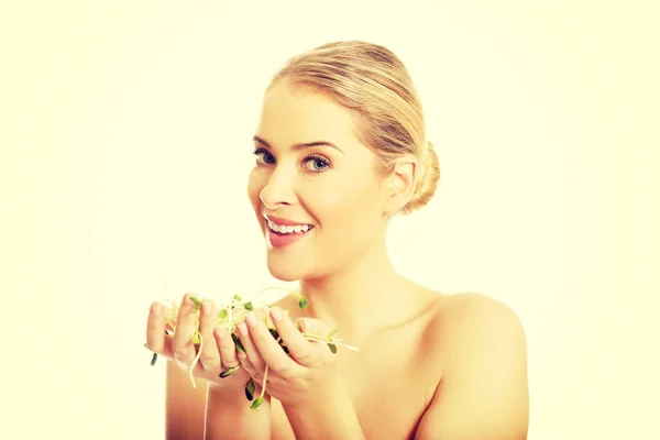 Healthy nude woman holding a cuckooflower — Stock Photo, Image