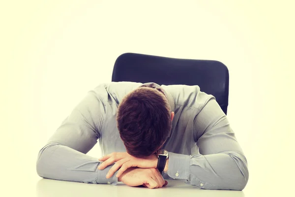 Empresario sentado junto a un escritorio en la oficina . — Foto de Stock