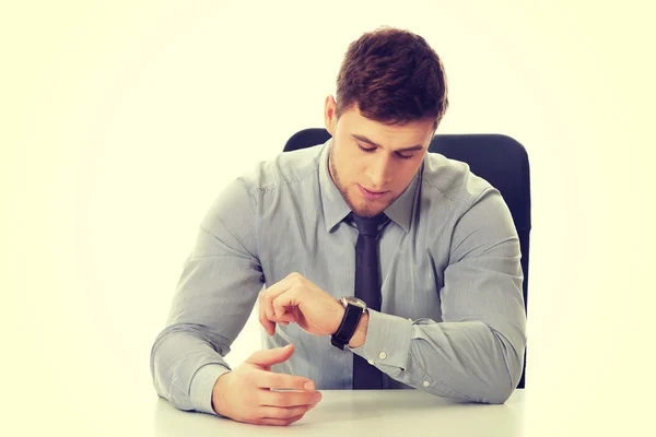 Zakenman controleert de tijd tijdens zijn dienst. — Stockfoto