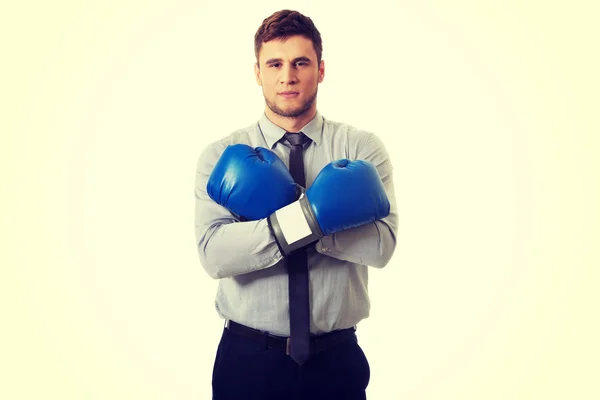 Επιχειρηματίας με γάντια πυγμαχίας. — Φωτογραφία Αρχείου