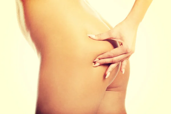 Spa wanita memeriksa lemak pada gelandangan — Stok Foto