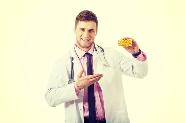 Male doctor holding pills. — Stock Photo, Image