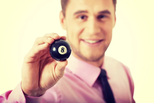 Joven empresario sosteniendo pelota de billar . — Foto de Stock