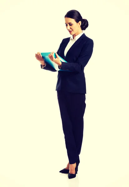 Podnikatelka drží pořadač — Stock fotografie
