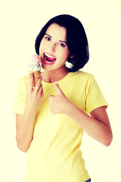 Joyeux jeune femme manger une crème glacée — Photo