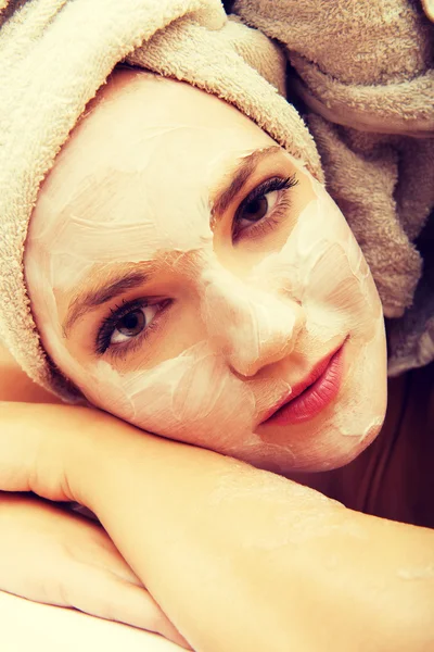 Mulher relaxante no banheiro com máscara facial . — Fotografia de Stock