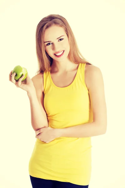 Mujer rubia feliz sosteniendo una manzana — Foto de Stock