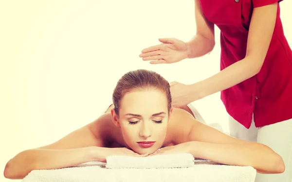 Vista frontal de una mujer recibiendo masaje en el spa — Foto de Stock