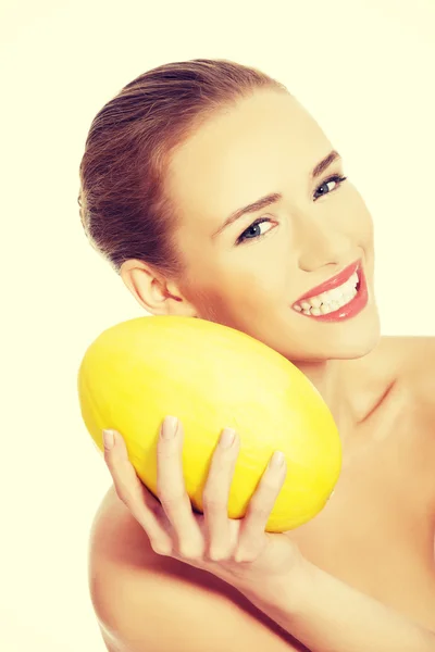 Portret van naakt vrouw met gele mango — Stockfoto