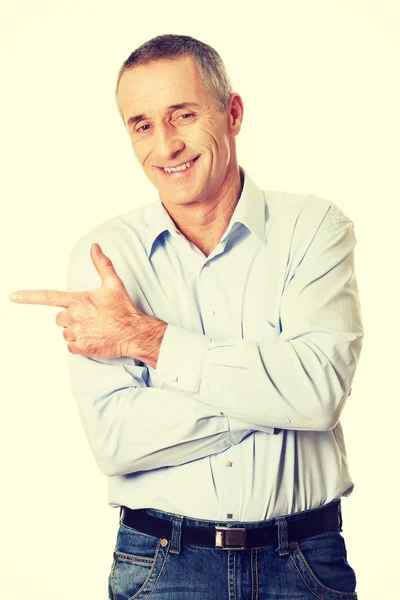 Handsome man pointing to the left — Stock Photo, Image