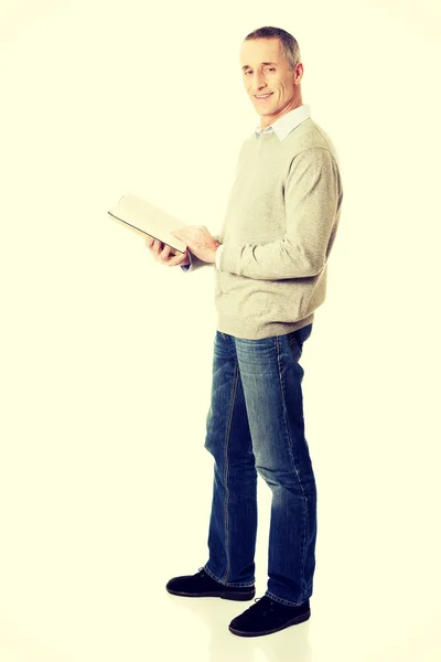 Hombre maduro leyendo un libro — Foto de Stock