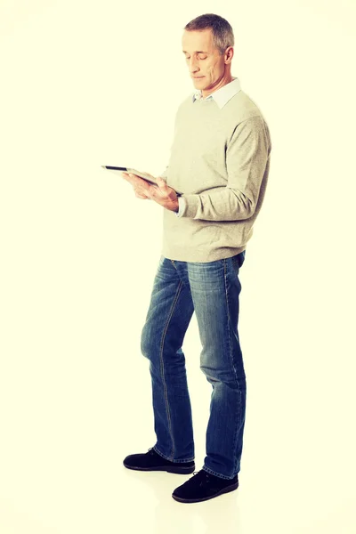 Mature man using digital tablet — Stock Photo, Image