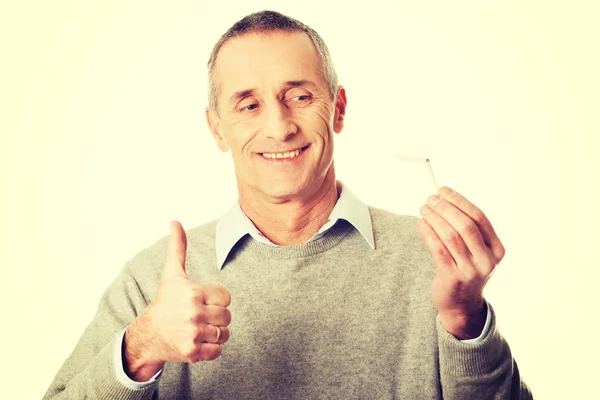 Successful man with broken cigarette — Stock Photo, Image