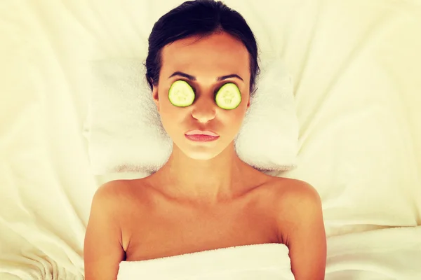 Kobieta korzystających spa, o ogórek na oczy — Zdjęcie stockowe