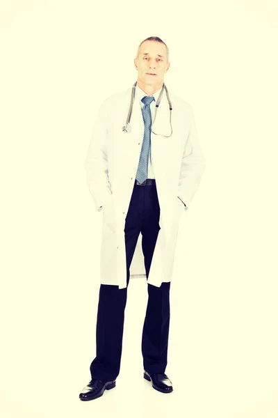 Médico masculino con las manos en los bolsillos — Foto de Stock