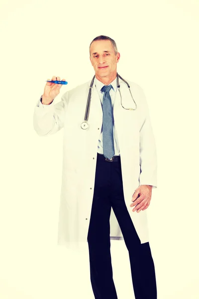 Mature médecin masculin tenant un thermomètre — Photo