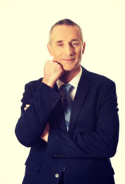 çene altında el ile mutlu olgun işadamı