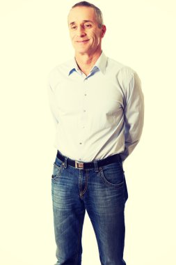 İyi görünümlü bir adam onu arkasında silah tutan