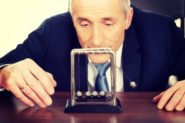 İşadamı Office newton toplarla oynuyor