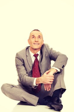 mutlu işadamı ararken katta oturan