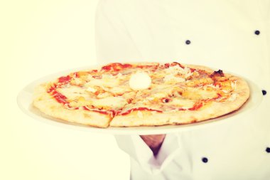 Şef baker plaka üzerinde İtalyan pizza ile el