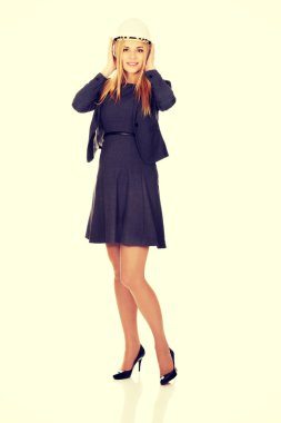 怀孕女商人戴安全帽 