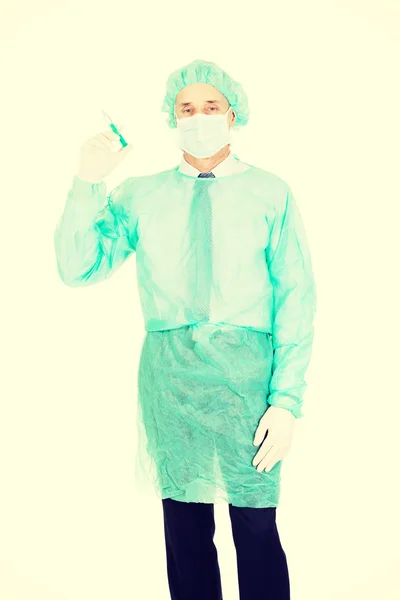 Αρσενικό γιατρός κρατώντας μια σύριγγα — Φωτογραφία Αρχείου