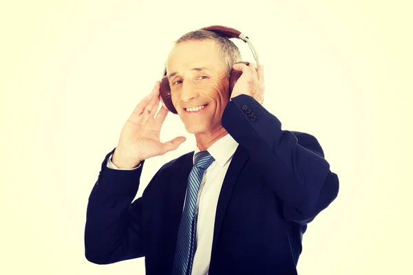 Retrato de homem de negócios com grandes fones de ouvido — Fotografia de Stock