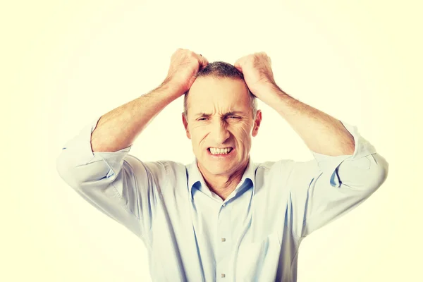 Homme frustré tirant ses cheveux — Photo