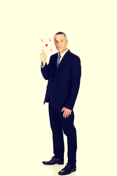 Elegante zakenman met rode aaskaart — Stockfoto