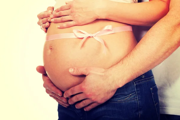 Embarazada mujer vientre abrazando por los padres — Foto de Stock